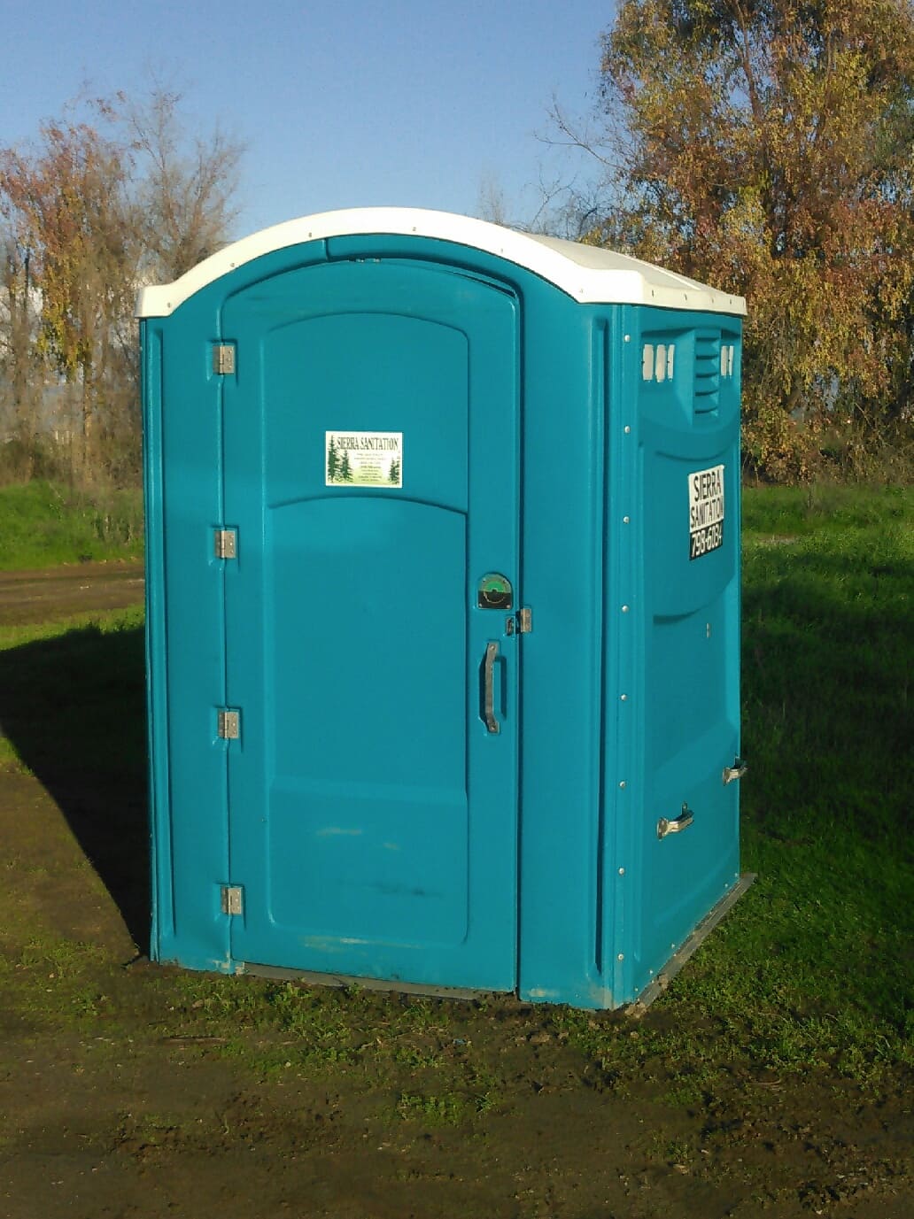 Porta Potty Rentals 1 standard ada portable restroom unit perfect for a wedding or special event in Fresno County.